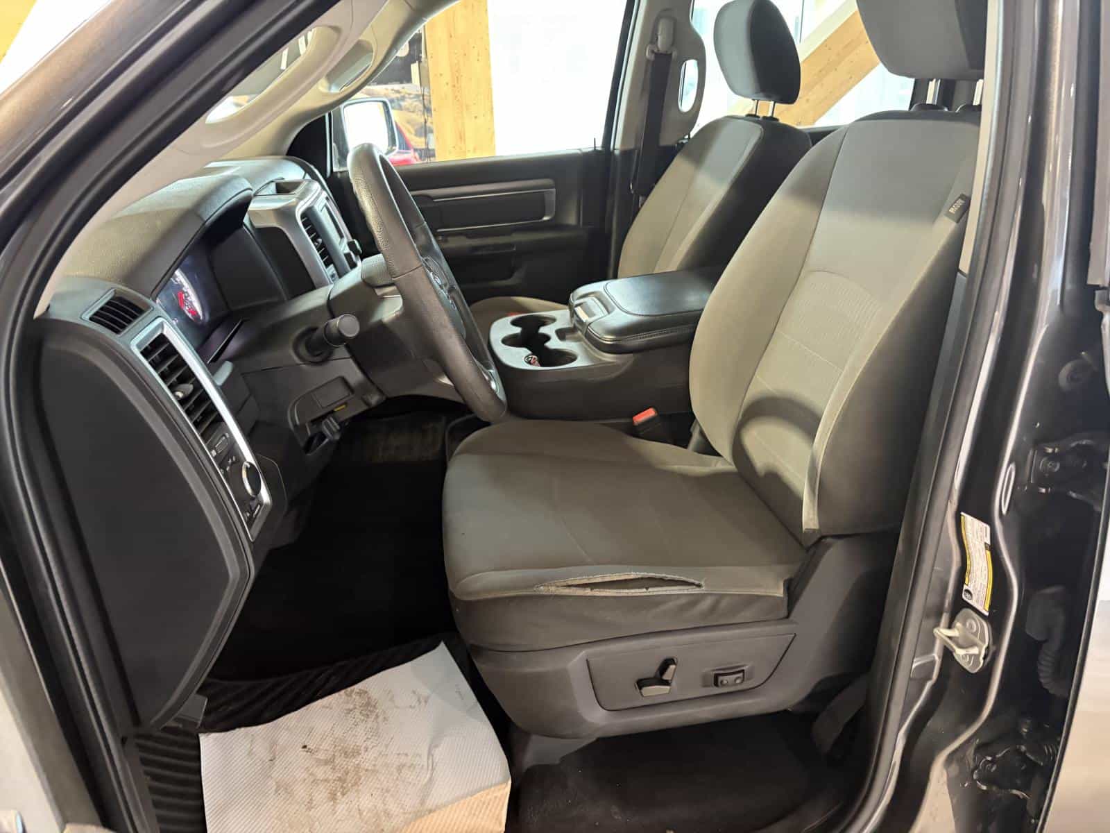 2023 RAM 1500 CLASSIC SLT SLT - Image 11