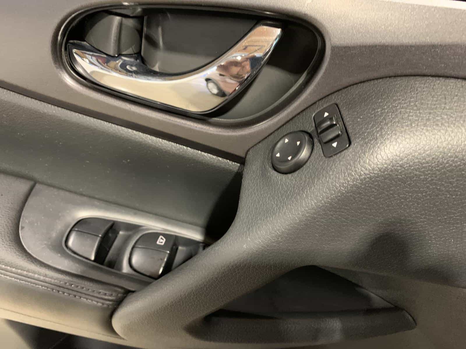 2016 Nissan Rogue SV - Image 24