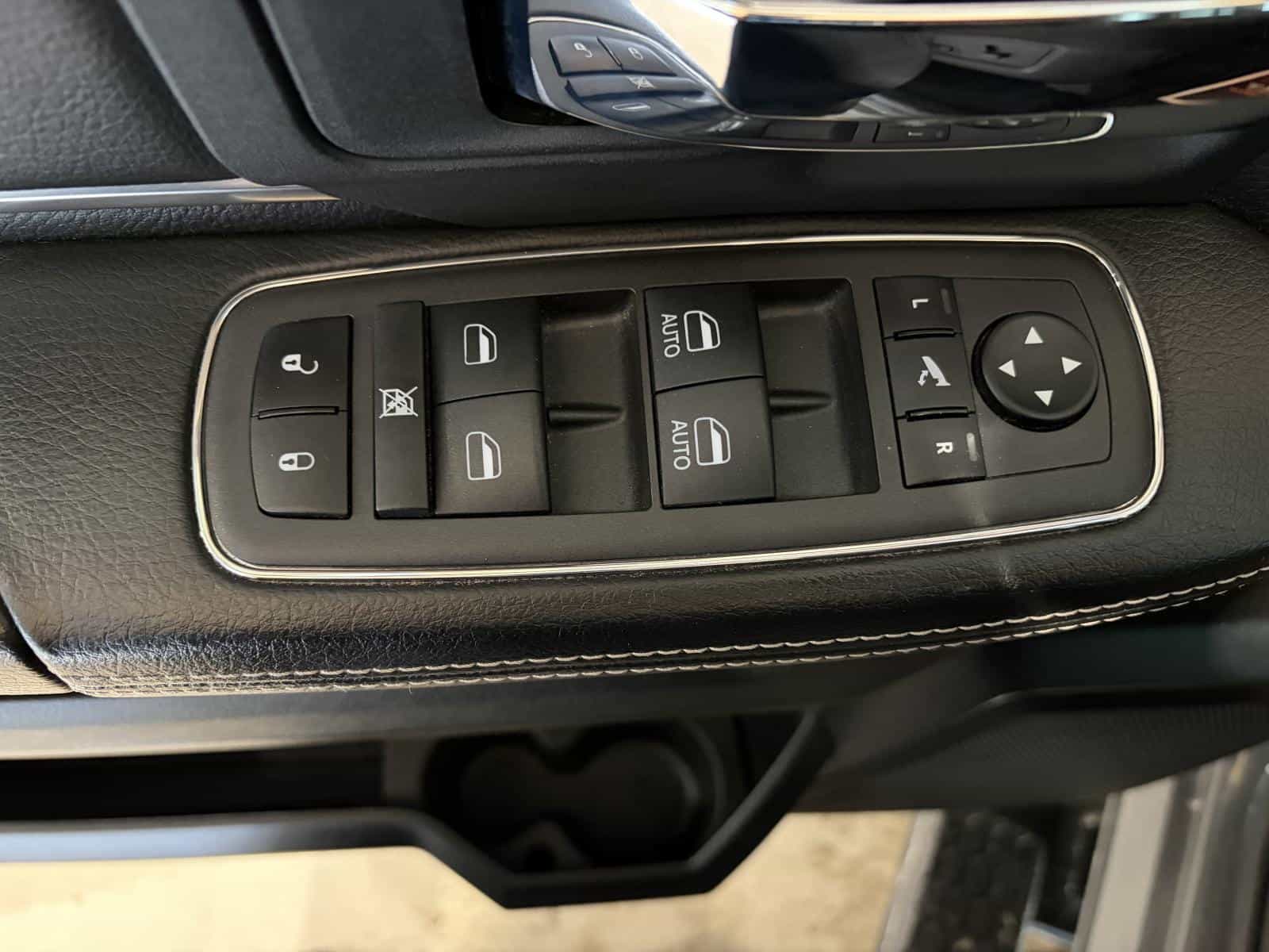 2022 RAM 1500 CLASSIC SLT Warlock - Image 12