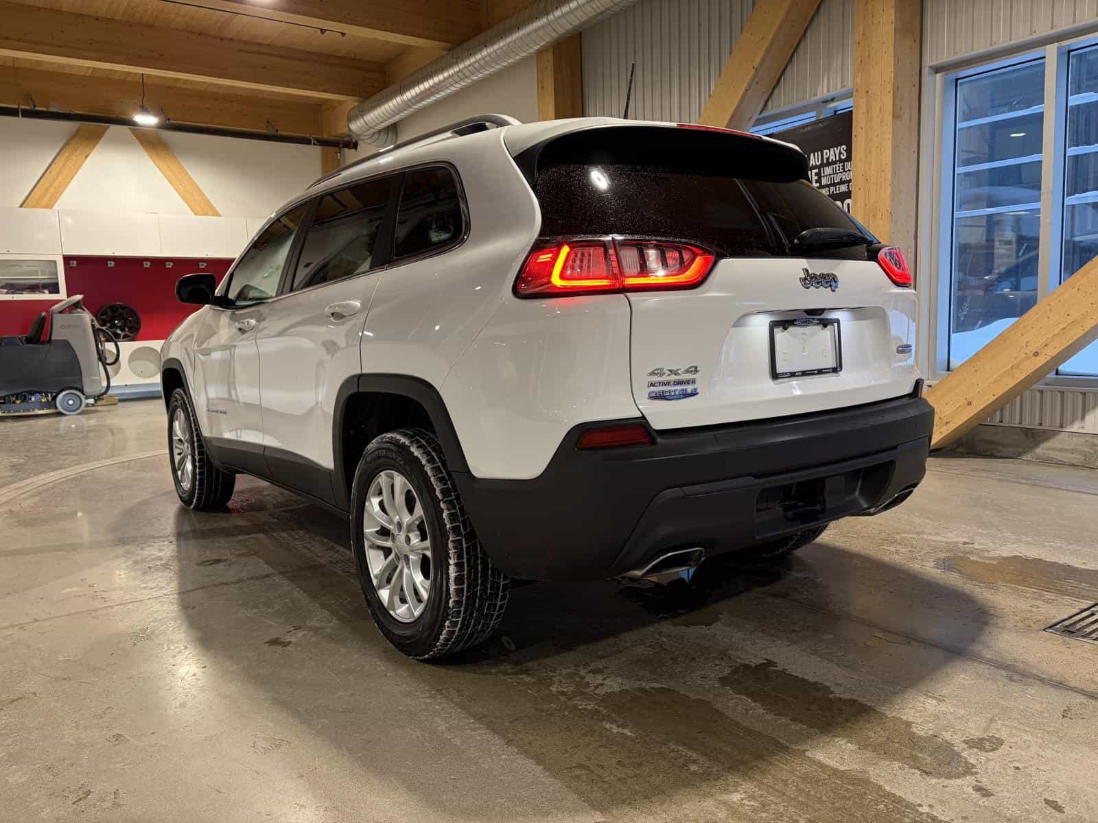 2019 Jeep Cherokee North - Image 2