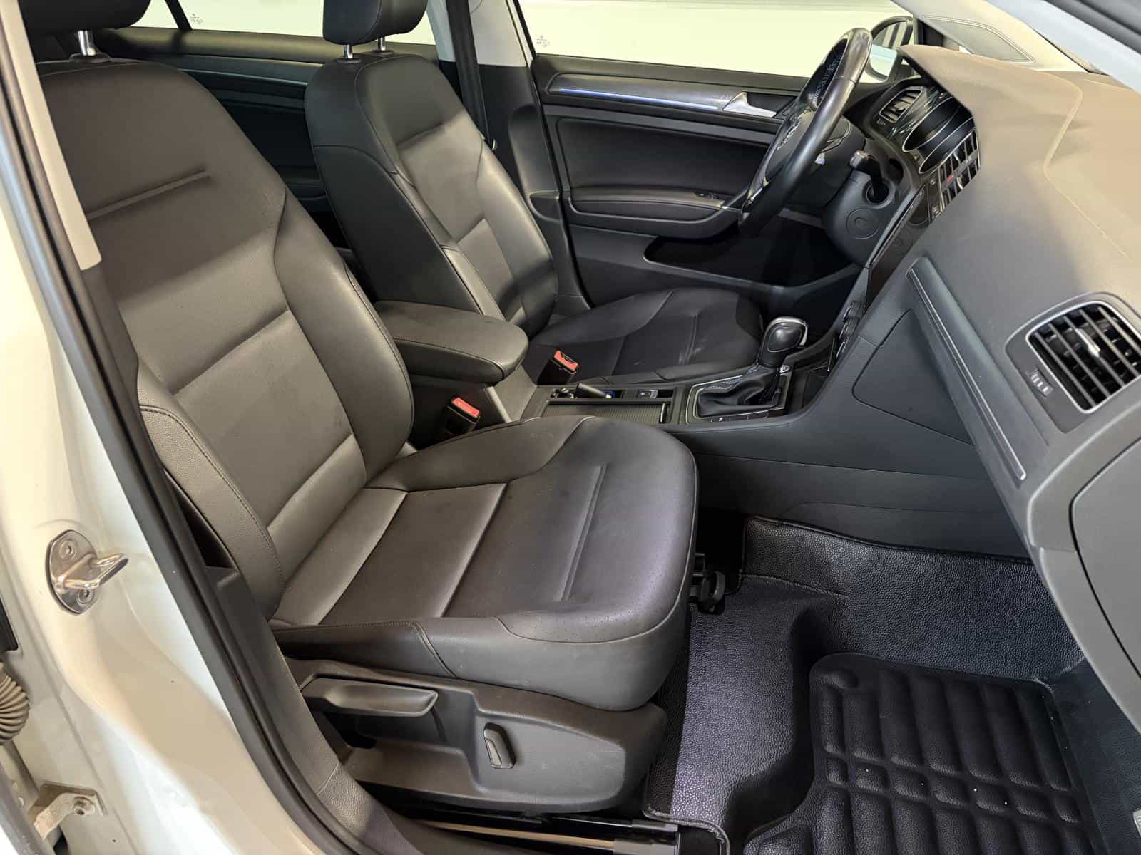 2020 Volkswagen E-Golf Comfortline - Image 10