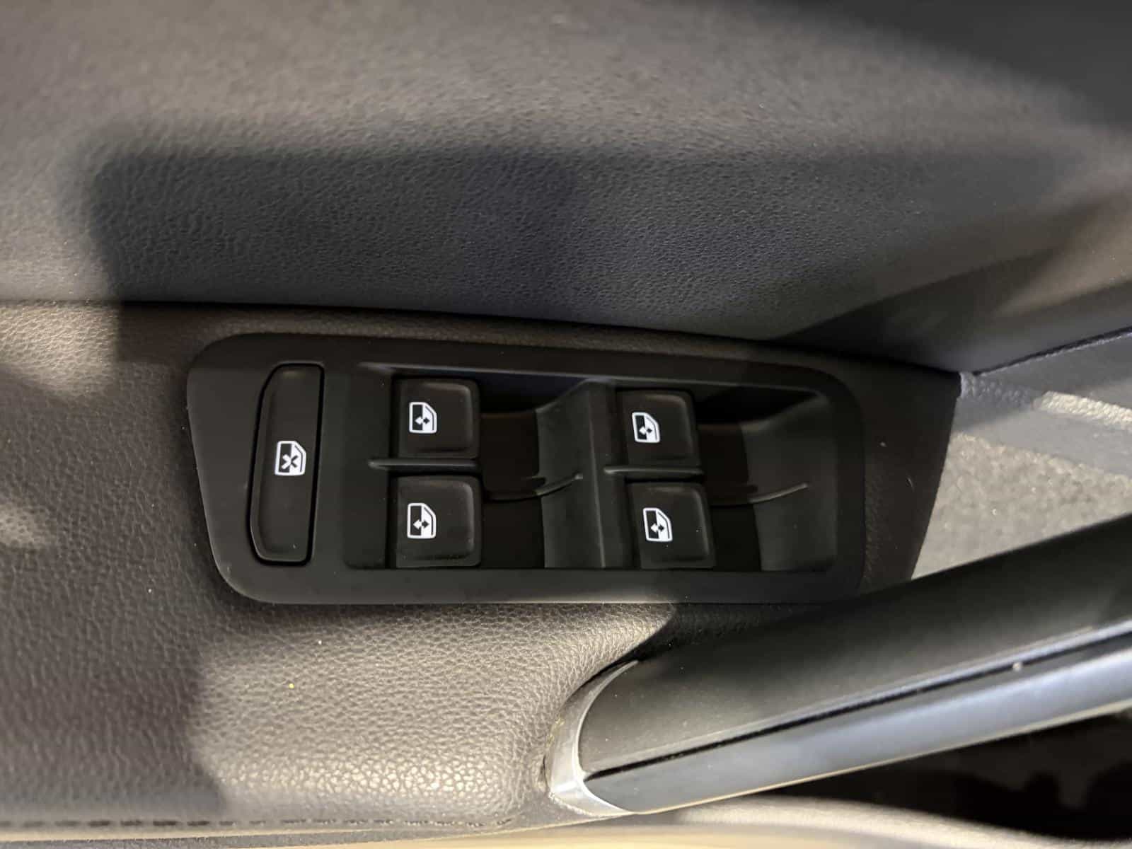 2020 Volkswagen E-Golf Comfortline - Image 11