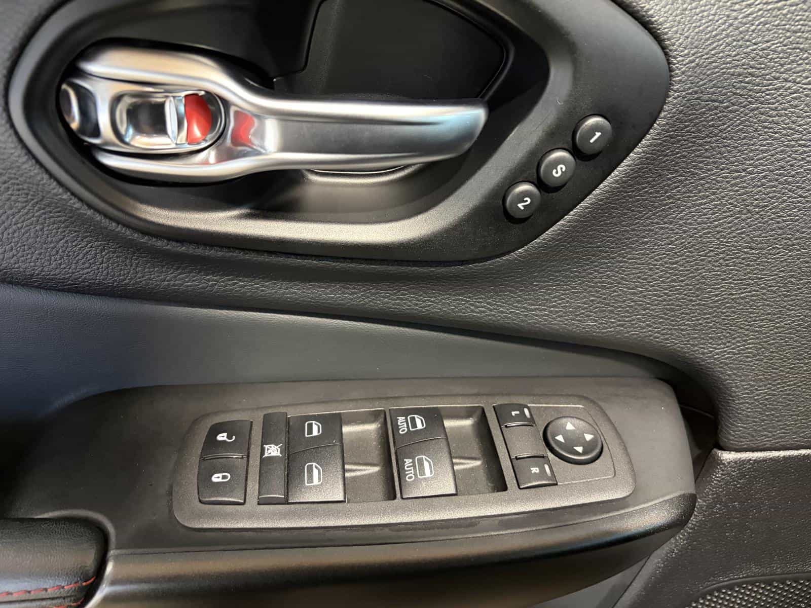 2022 Jeep Cherokee Trailhawk - Image 11