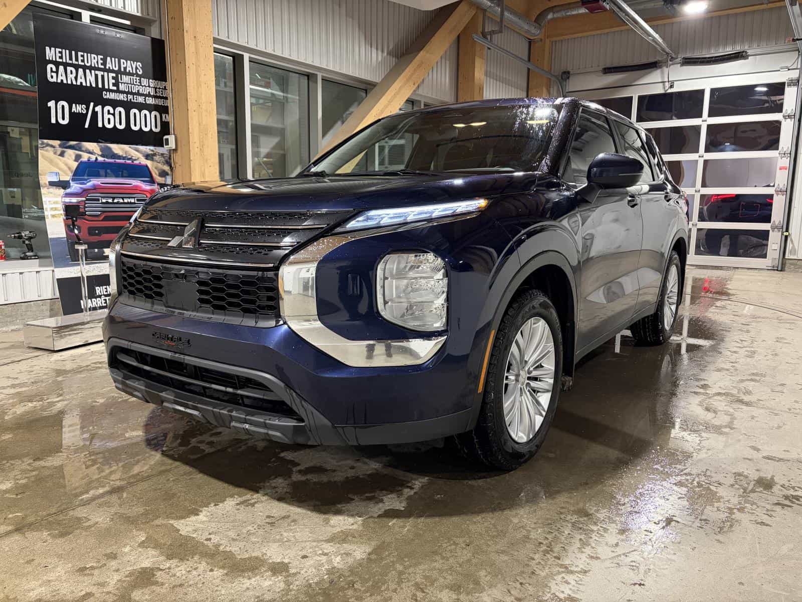 2024 Mitsubishi Outlander ES - Image 3