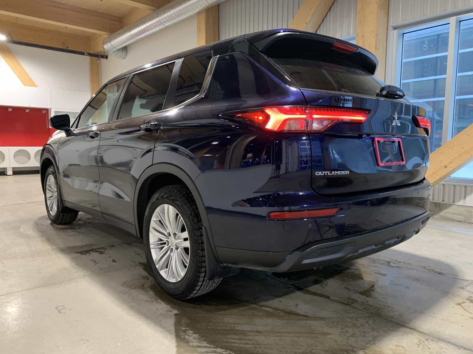 2024 Mitsubishi Outlander ES - Image 2