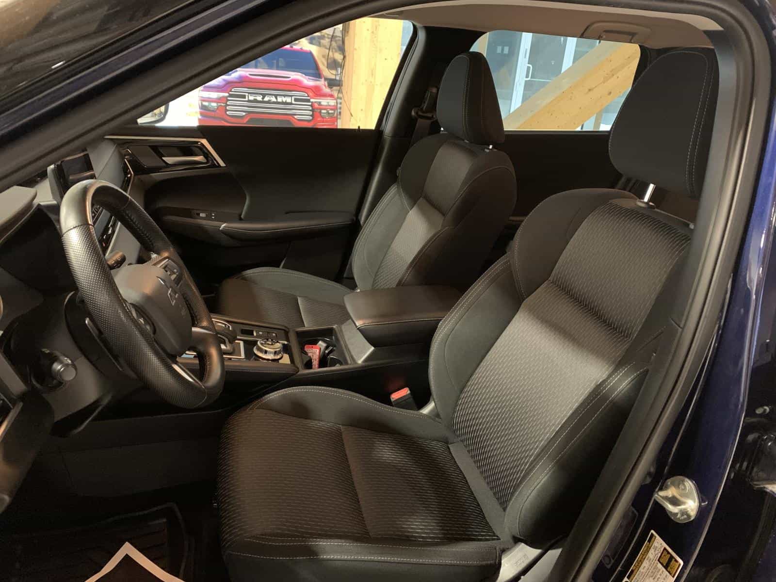 2024 Mitsubishi Outlander ES - Image 11