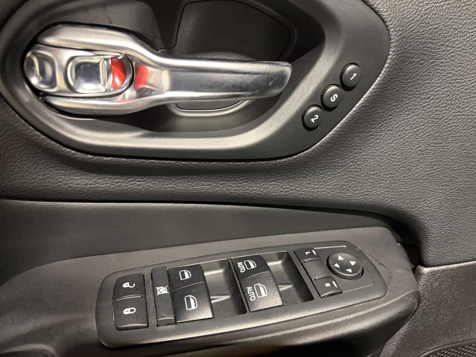 2019 Jeep Cherokee Trailhawk - Image 11