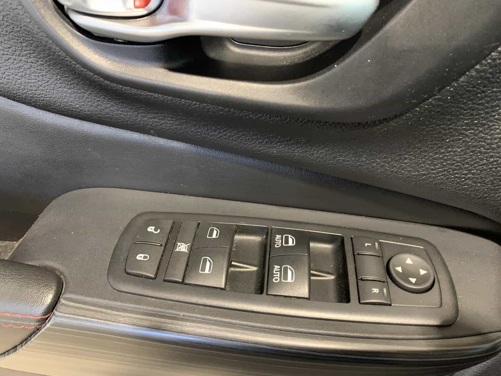 2016 Jeep Cherokee Trailhawk - Image 23