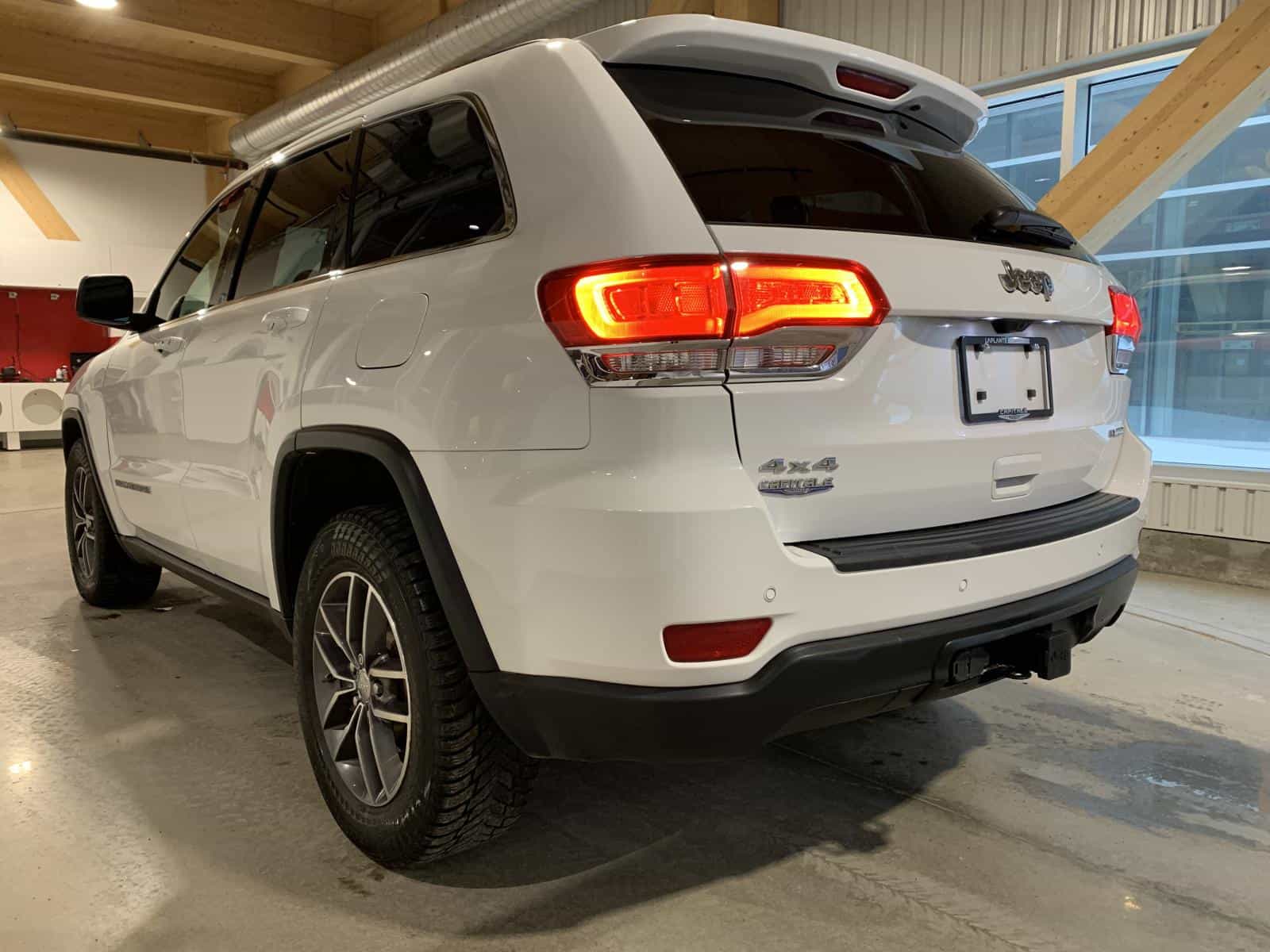 2018 Jeep Grand Cherokee Laredo - Image 2