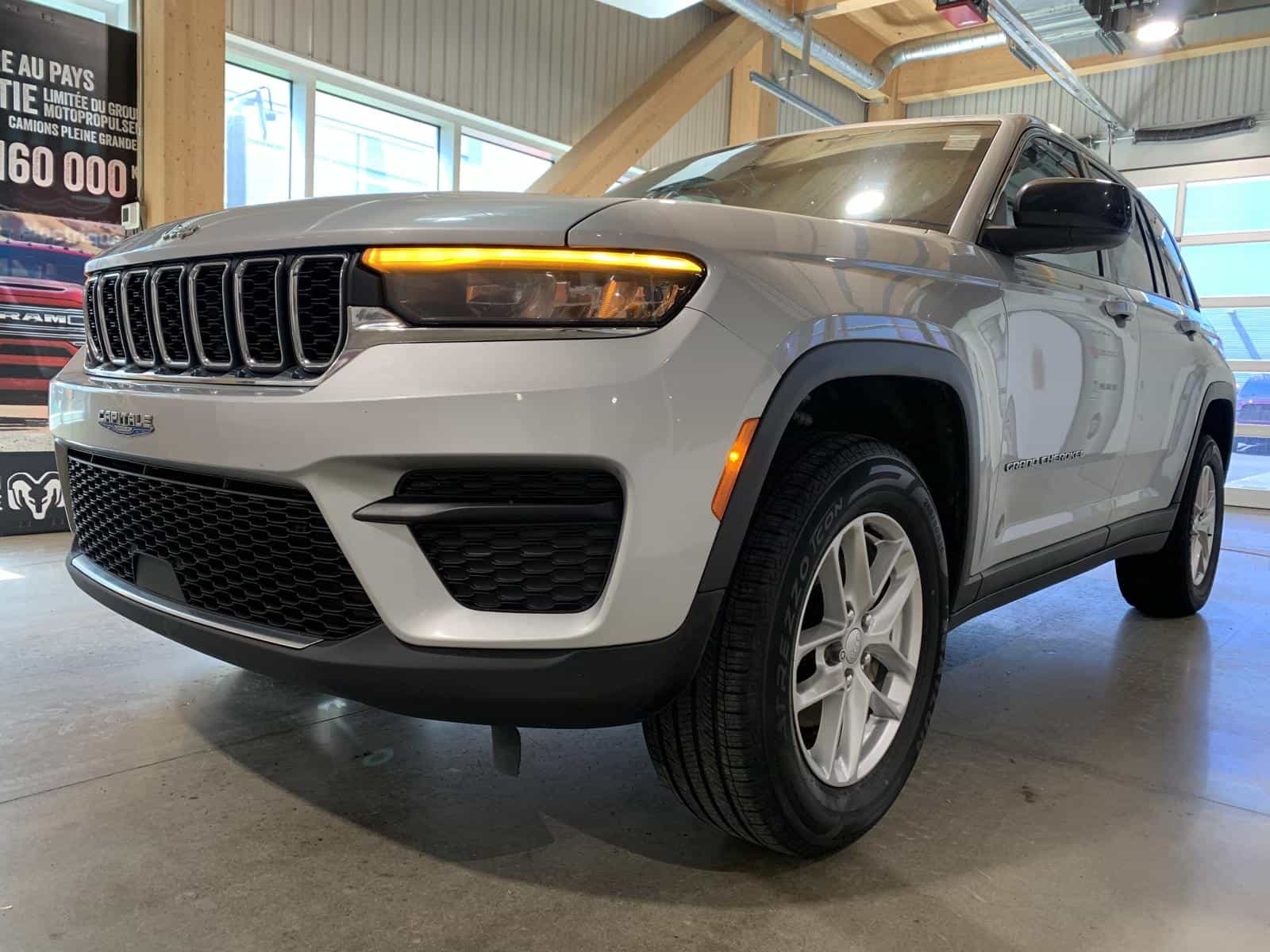 2022 Jeep Grand Cherokee Laredo - Image 1