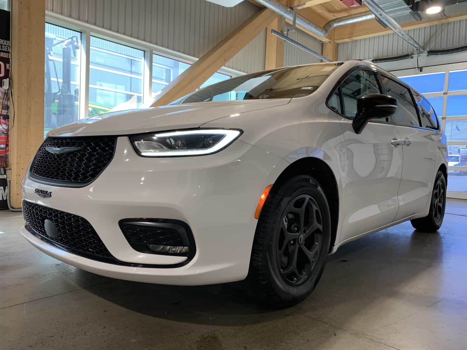 Image 1 Chrysler Pacifica Limited 2025