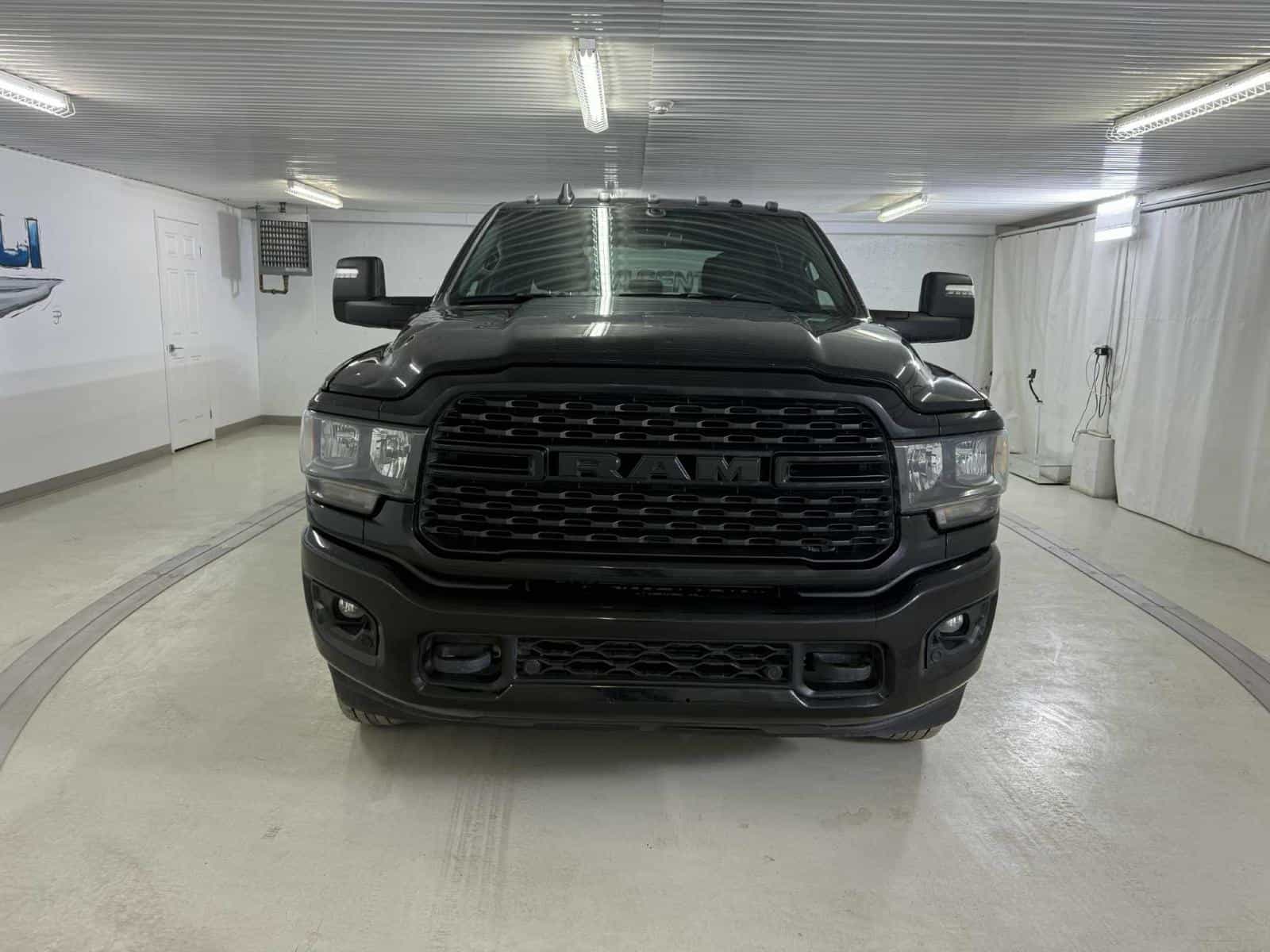 2024 RAM 3500 Big Horn - Image 2