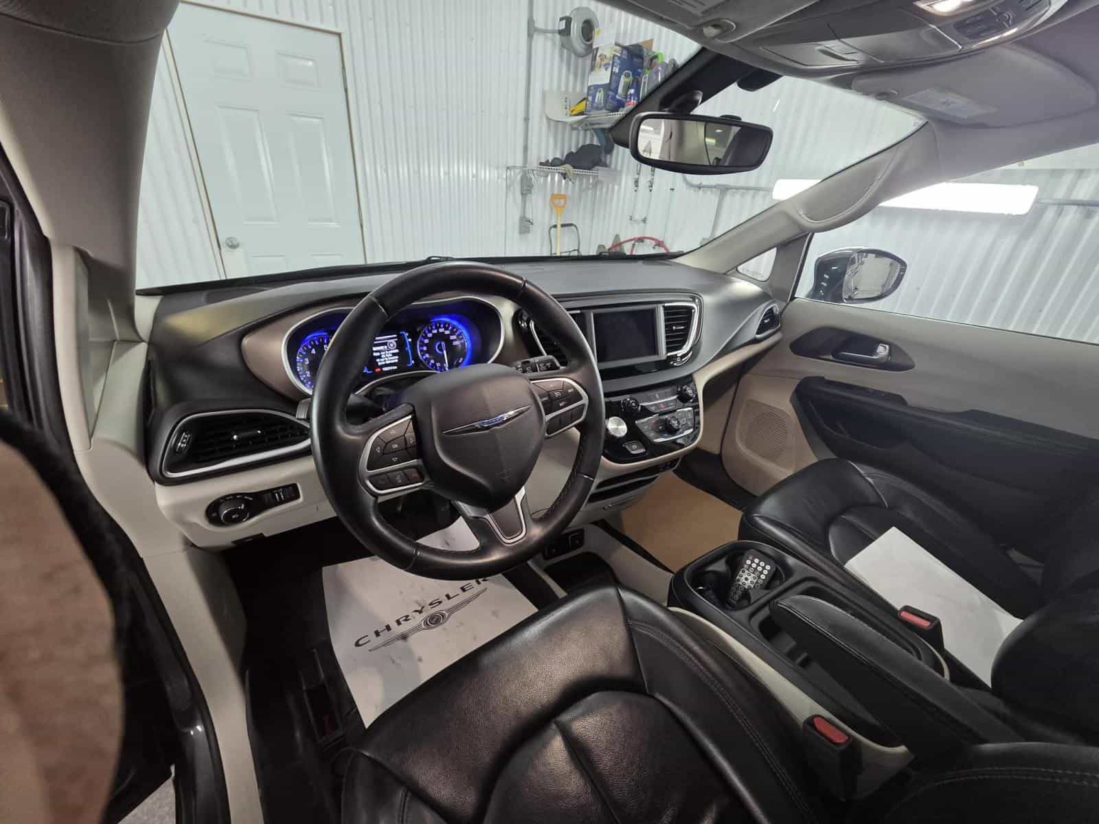 2017 Chrysler Pacificat Touring L - Image 8