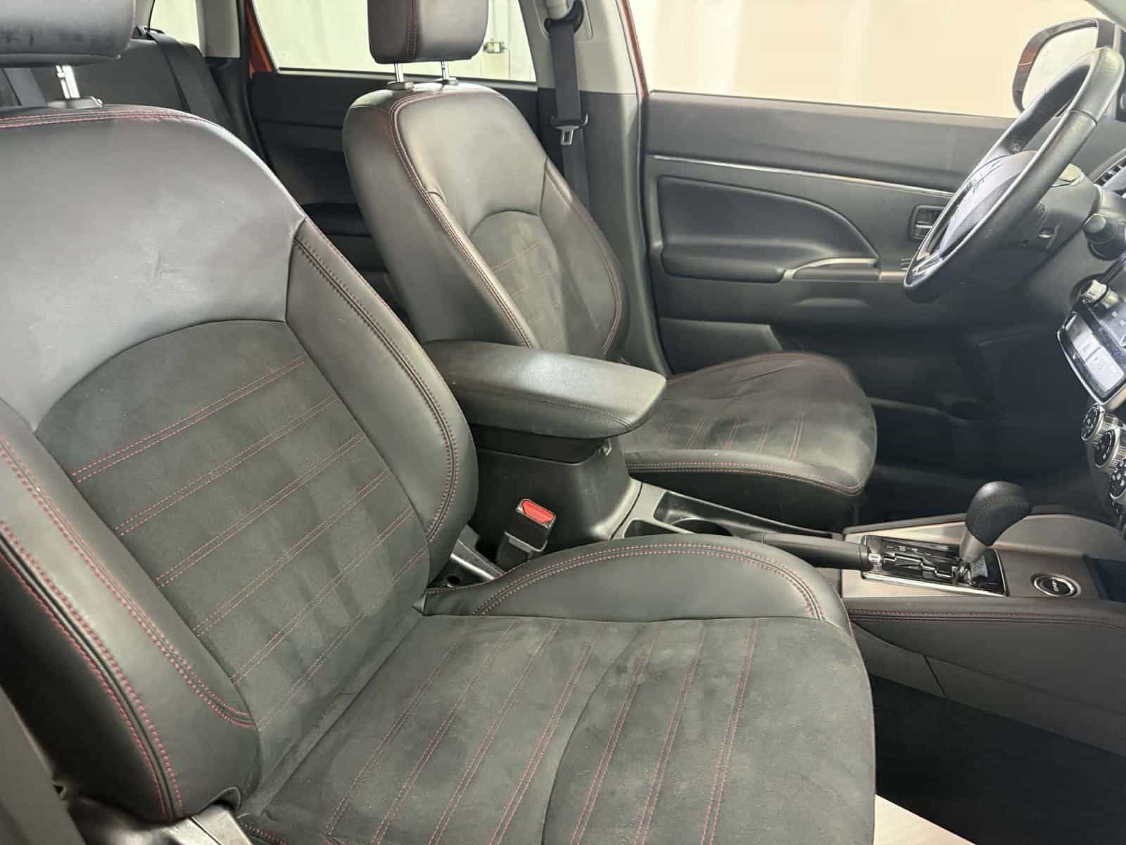 2022 Mitsubishi RVR SEL - Image 11