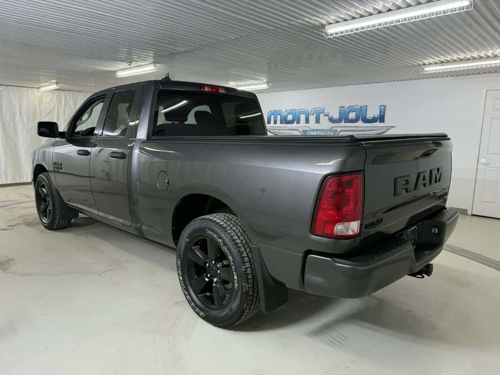 Image 3 RAM 1500 Classic Express 2023