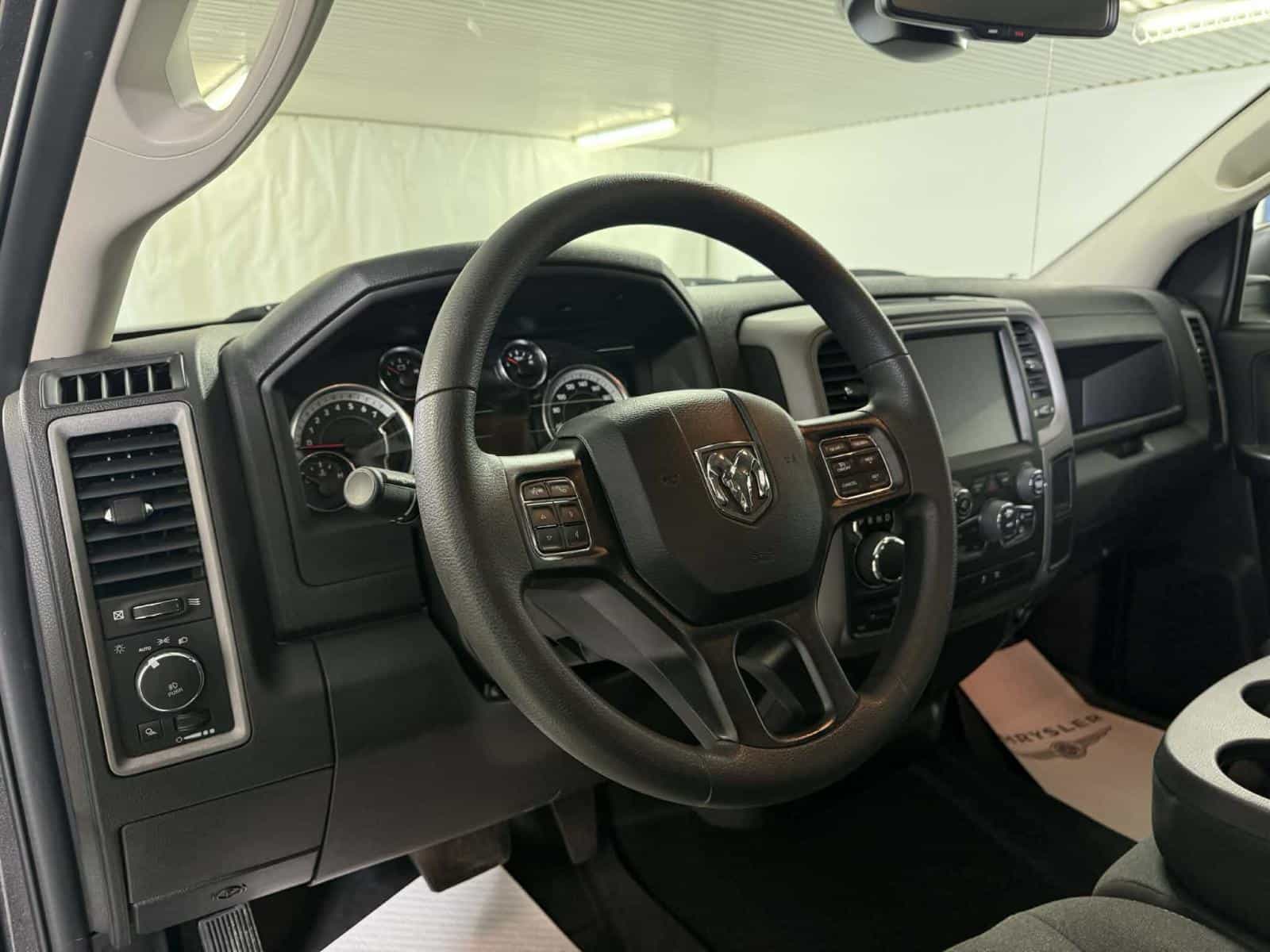 Image 12 RAM 1500 Classic Express 2023