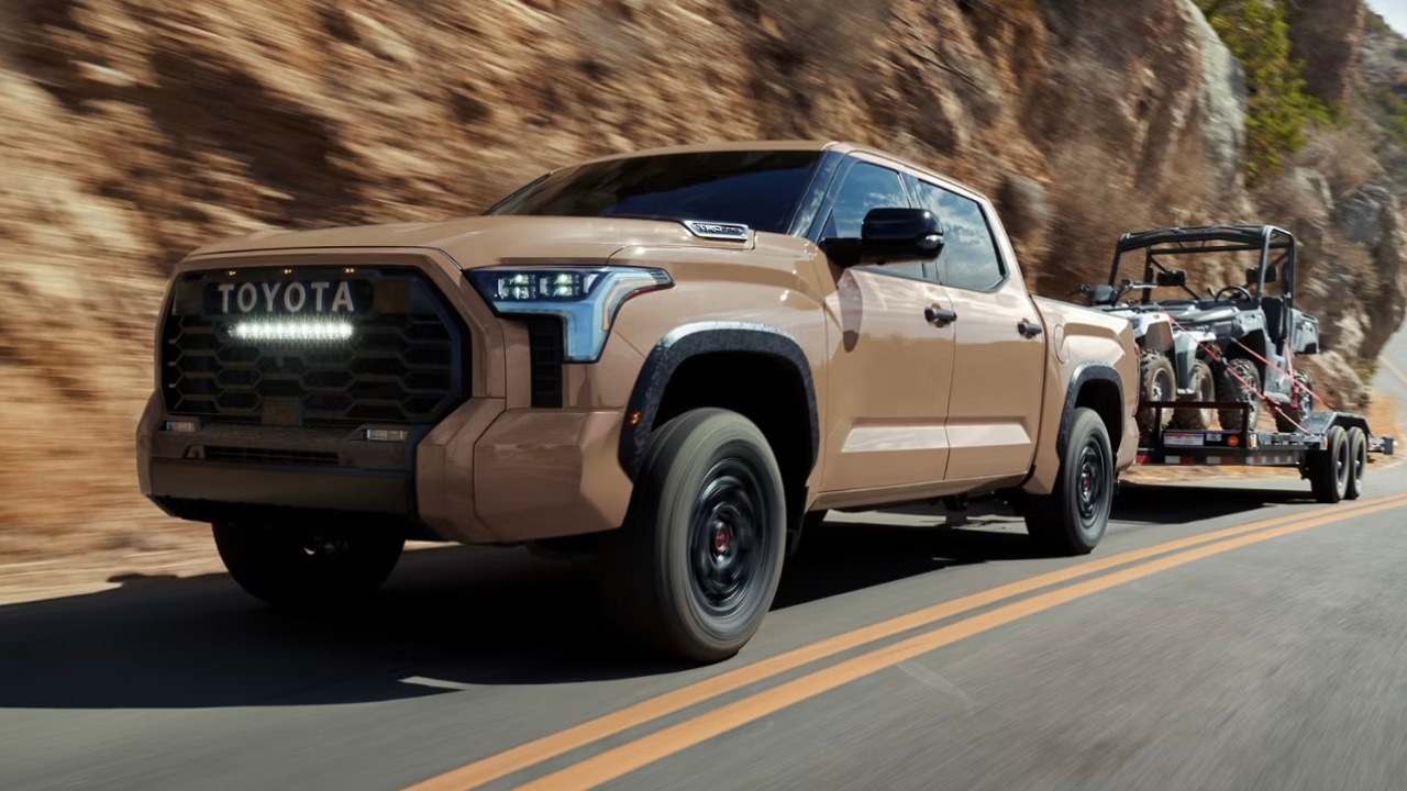 vue latérale avant d'un camion Toyota Tundra 2025 en train de remorquer un véhicule