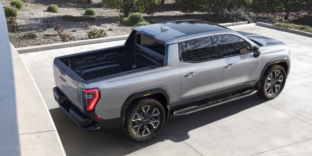 GMC Sierra 1500 dans une entrée.