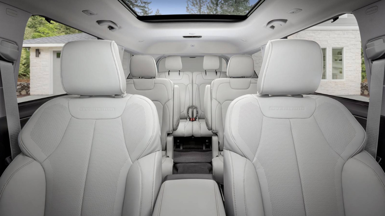 vue de l'habitacle d'un Jeep Grand Cherokee L 2025