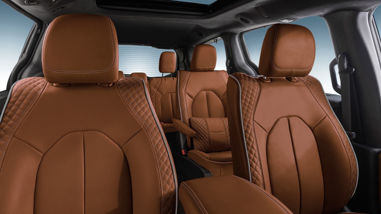 vue de l'habitacle d'un Chrysler Pacifica 2025