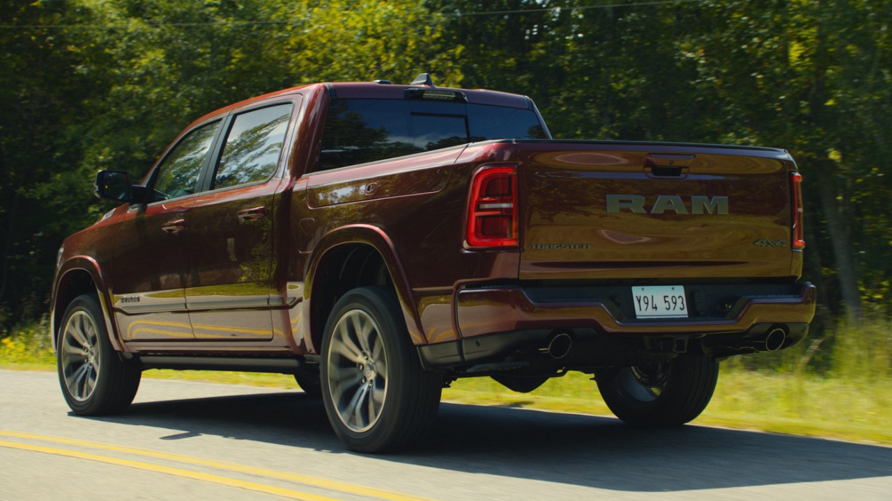 vue latérale arrière d'un camion RAM 1500 2025