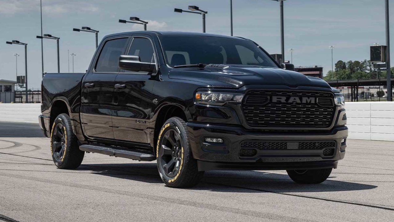 vue latérale avant d'un camion RAM 1500 2026