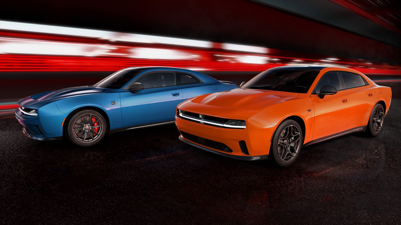 vue latérale avant de deux Dodge Charger Daytona 2025