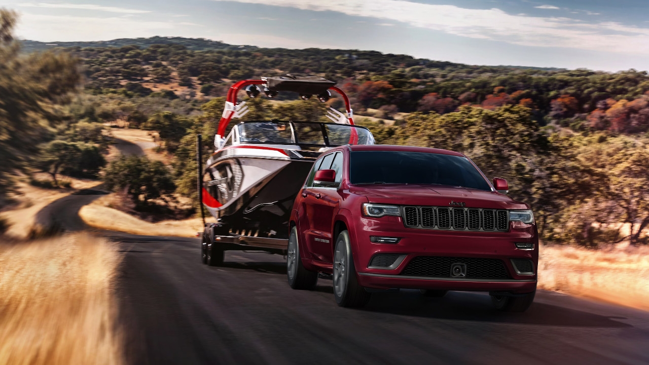 vue latérale avant d'un Jeep Grand Cherokee L 2025 remorquant un bateau