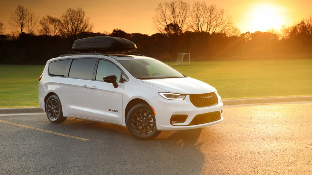 vue latérale avant d'une Chrysler Pacifica 2025