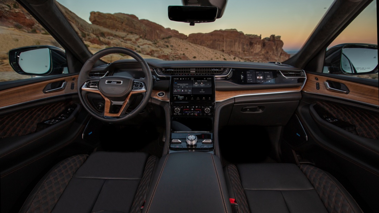 vue de l'habitacle et du tableau de bord d'un Jeep Grand Cherokee 2025