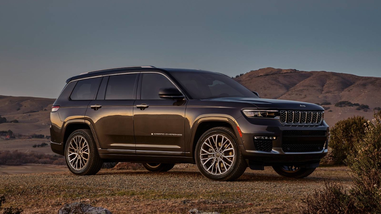 vue latérale avant d'un Jeep Grand Cherokee L 2025