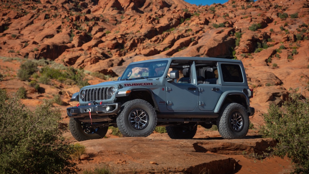 vue latérale avant d'un Jeep Wrangler Rubicon 2025