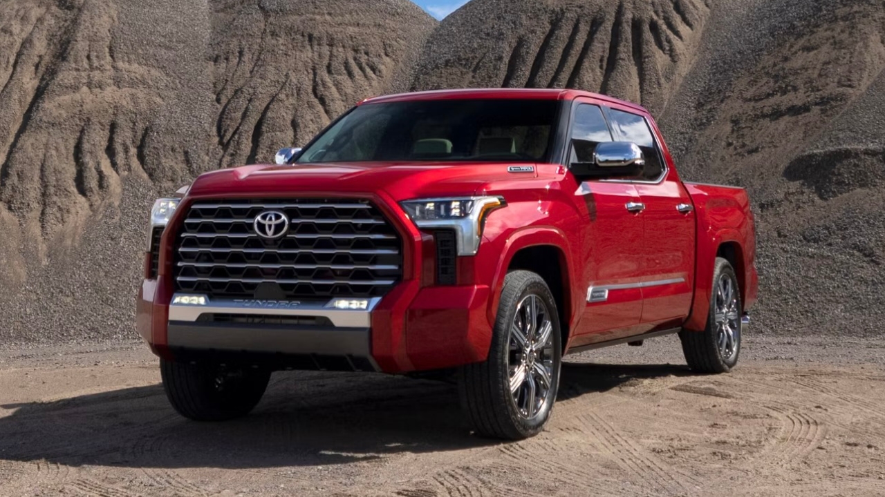 vue latérale avant d'un camion Toyota Tundra 2025