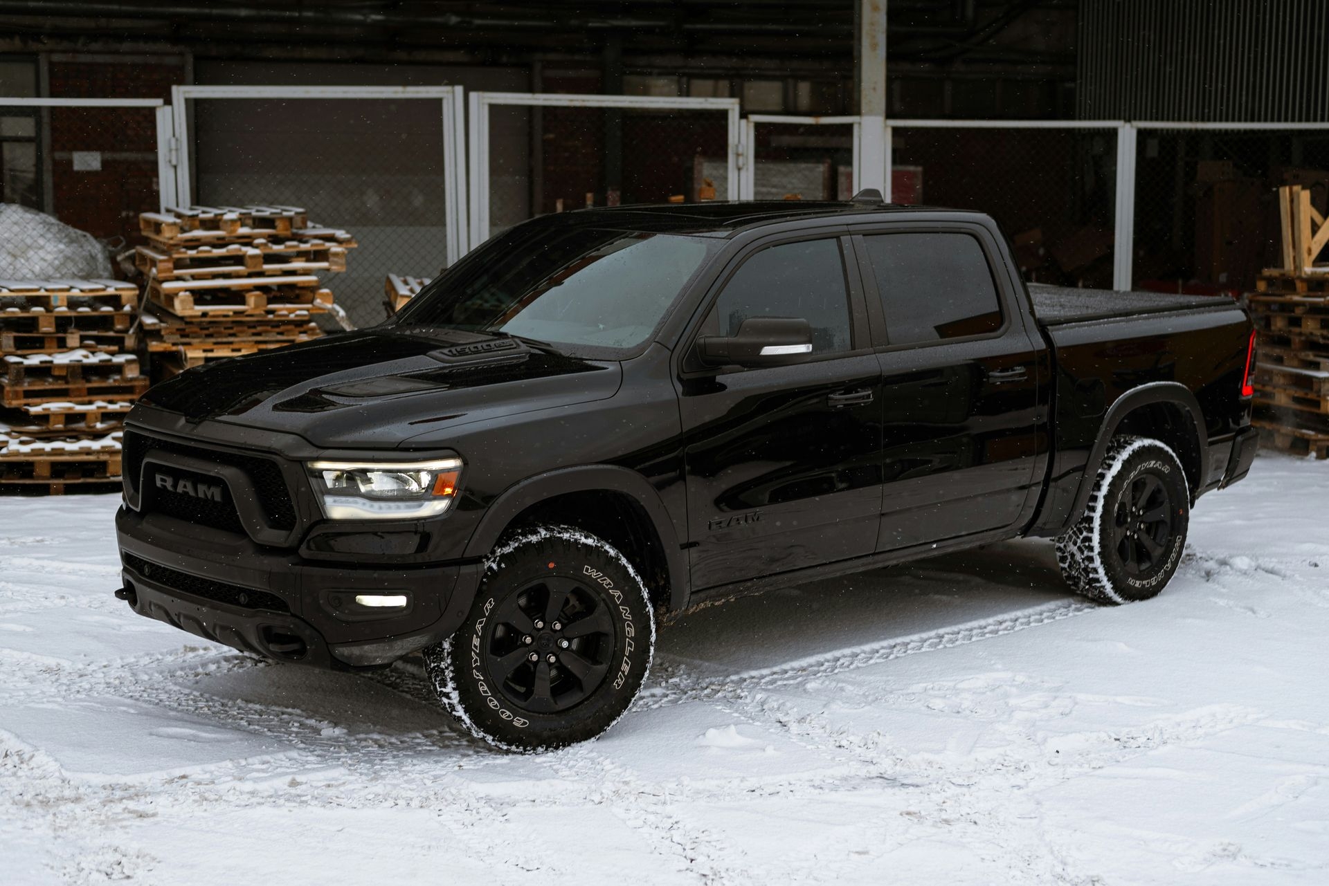 ram_truck_neige_parking_auto_capitale_chrysler_quebec_concessionnaire_vehicules_neufs_occasion