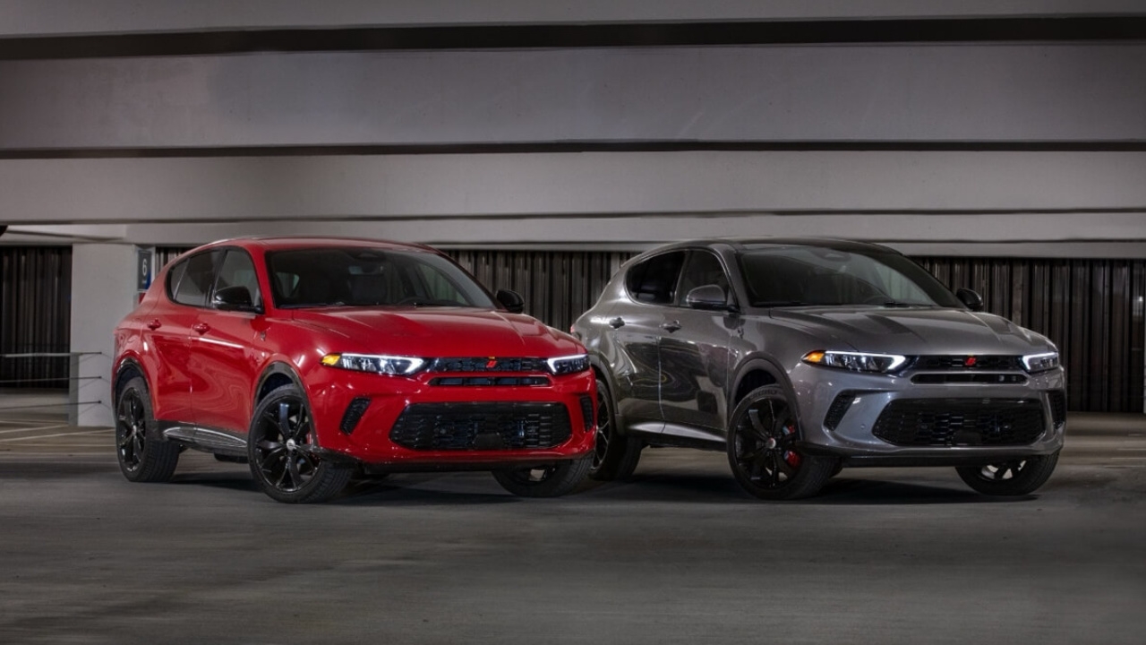 vue d'un duo de Dodge Hornet PHEV 2025