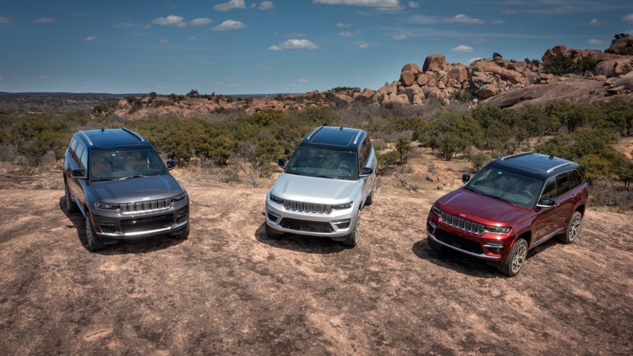 vue de trois Jeep Grand Cherokee 2025 sur un rocher