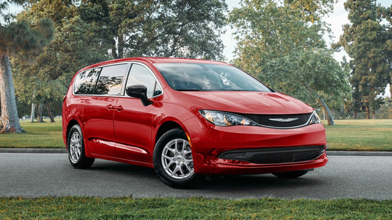 vue latérale avant d'une Chrysler Grand Caravan 2025