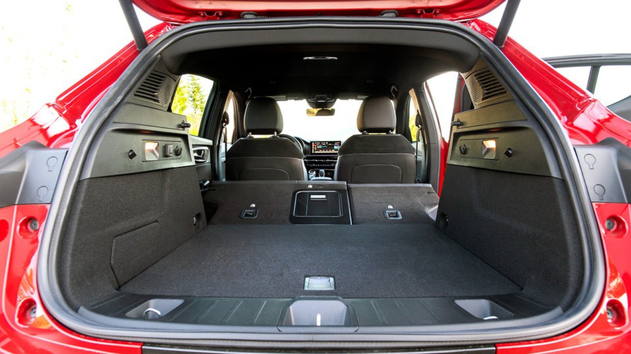 vue de l'espace de cargaison d'un Dodge Hornet PHEV 2025