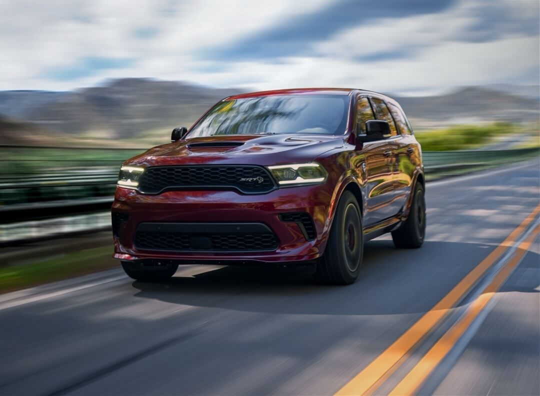 Vue 3/4 avant du Dodge Durango 2024 SRT sur la route.