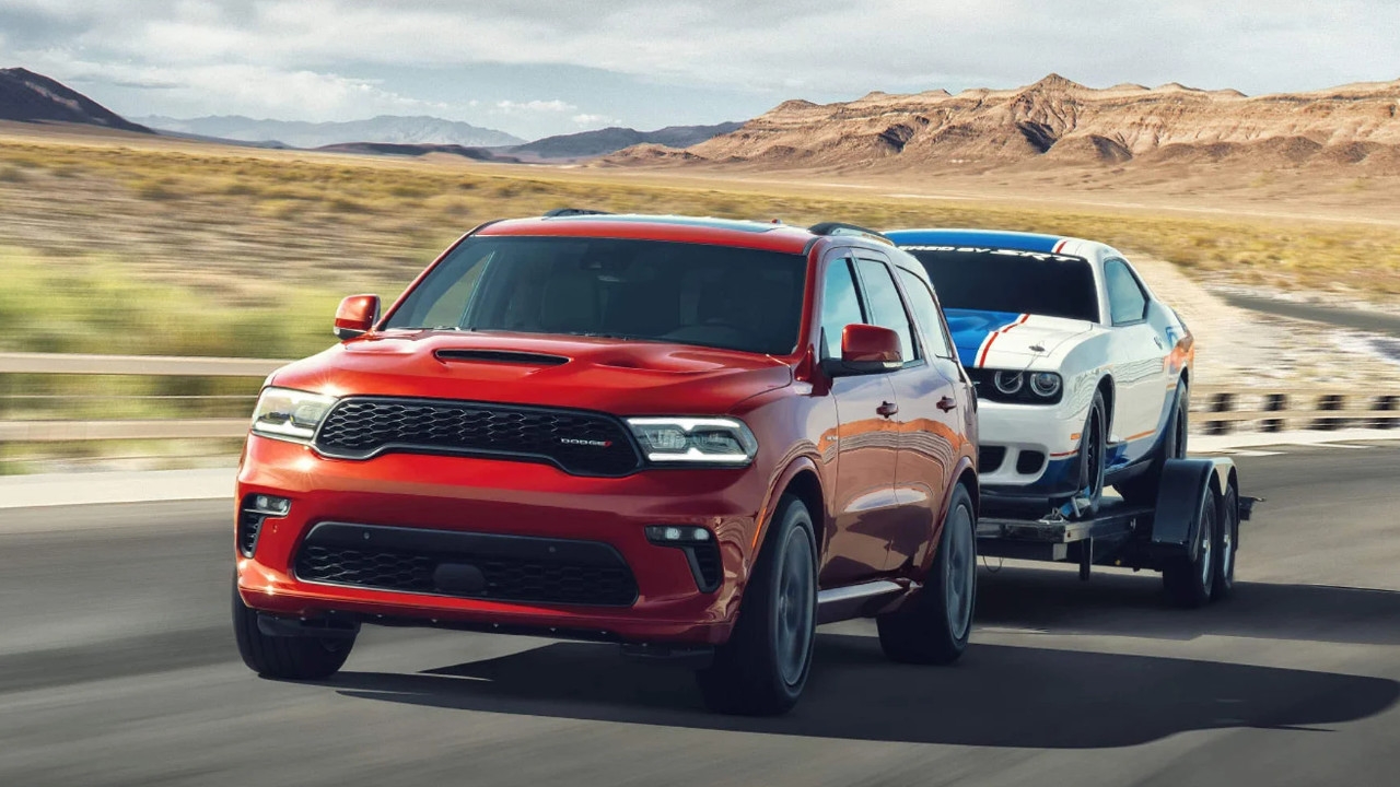vue latérale avant d'un Dodge Durango V6 2025 qui remorque un véhicule