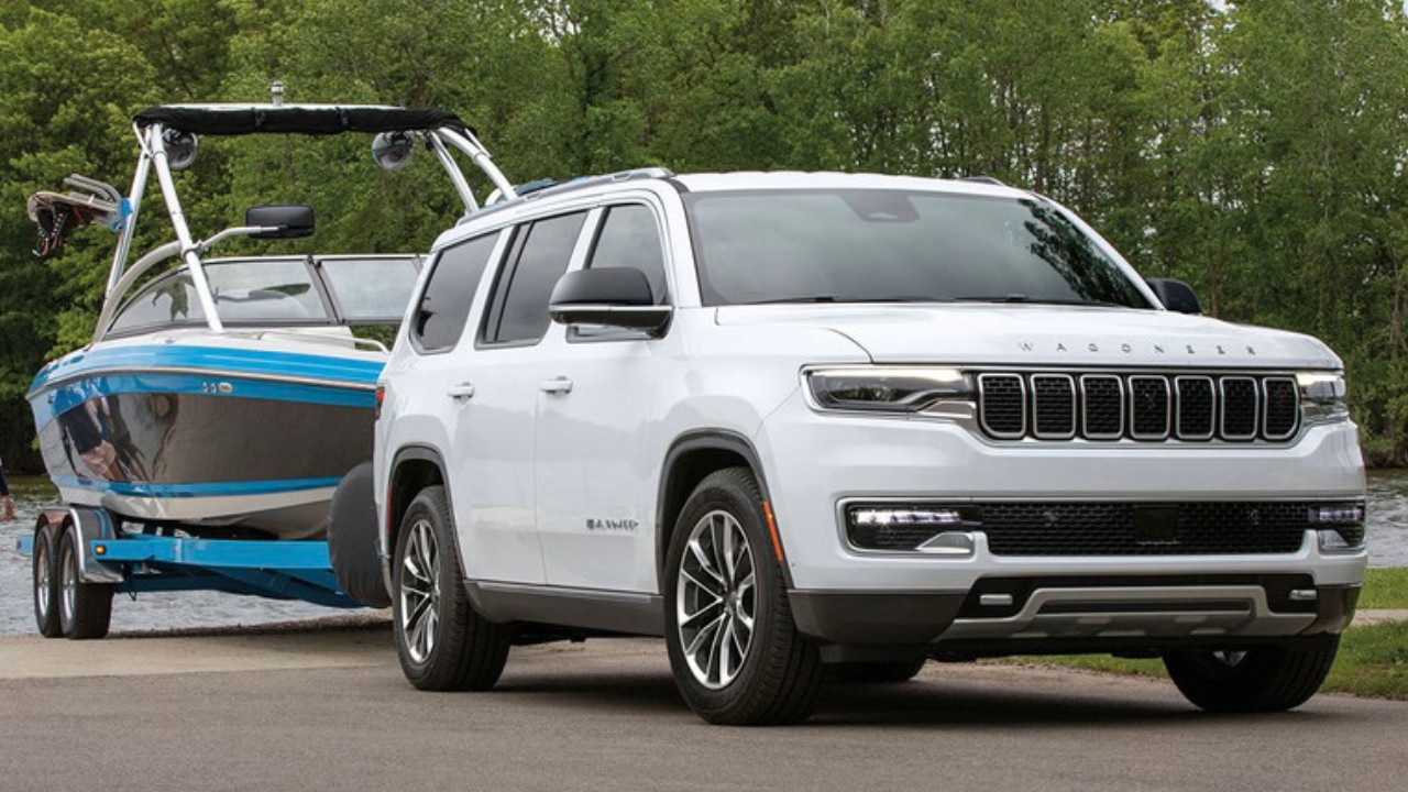 vue latérale avant d'un Jeep Wagoneer 2025 qui remorque un bateau