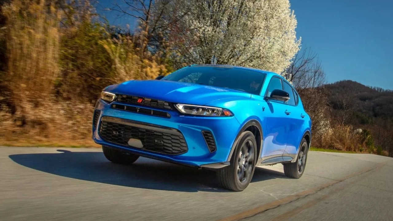 vue latérale avant d'un Dodge Hornet 2025 qui sur une route de campagne