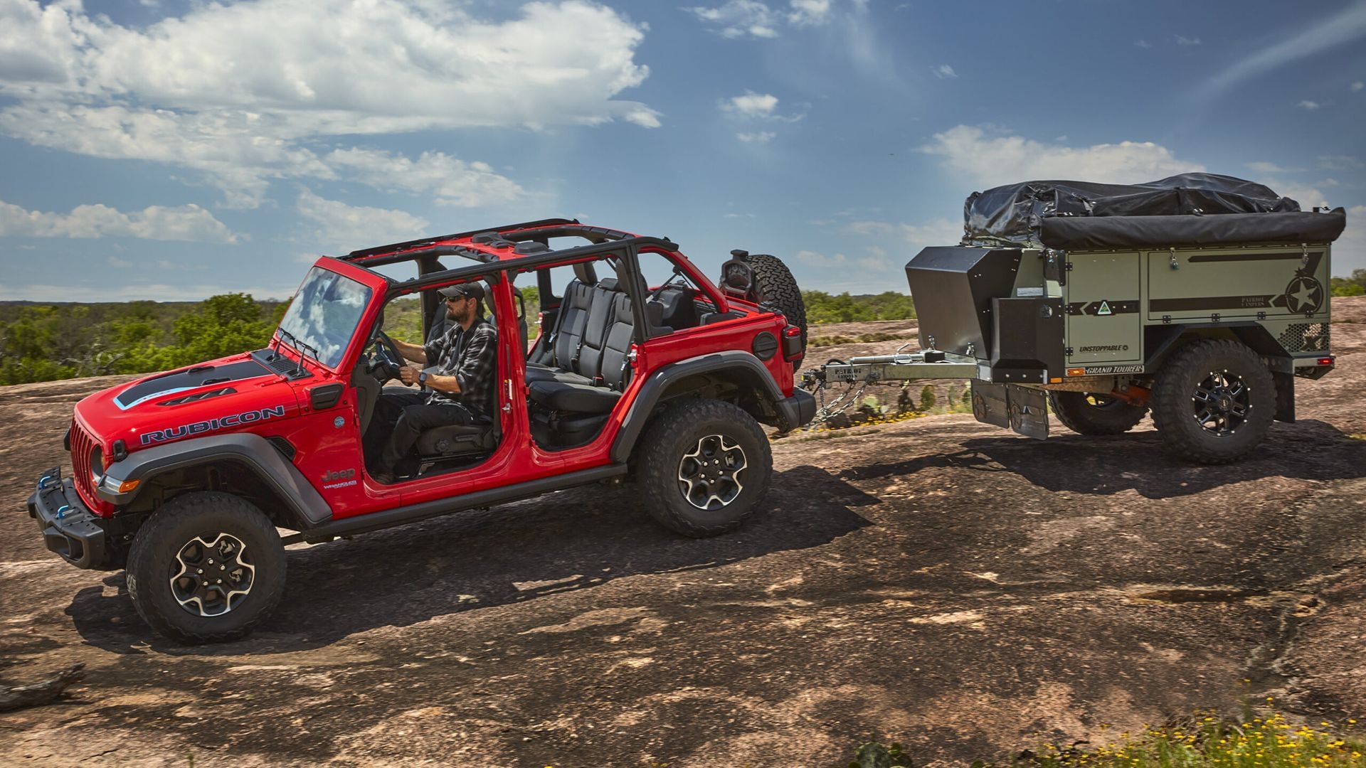 vue latérale avant d'un Jeep Wrangler 4xe PHEV 2025 trainant une petite remorque