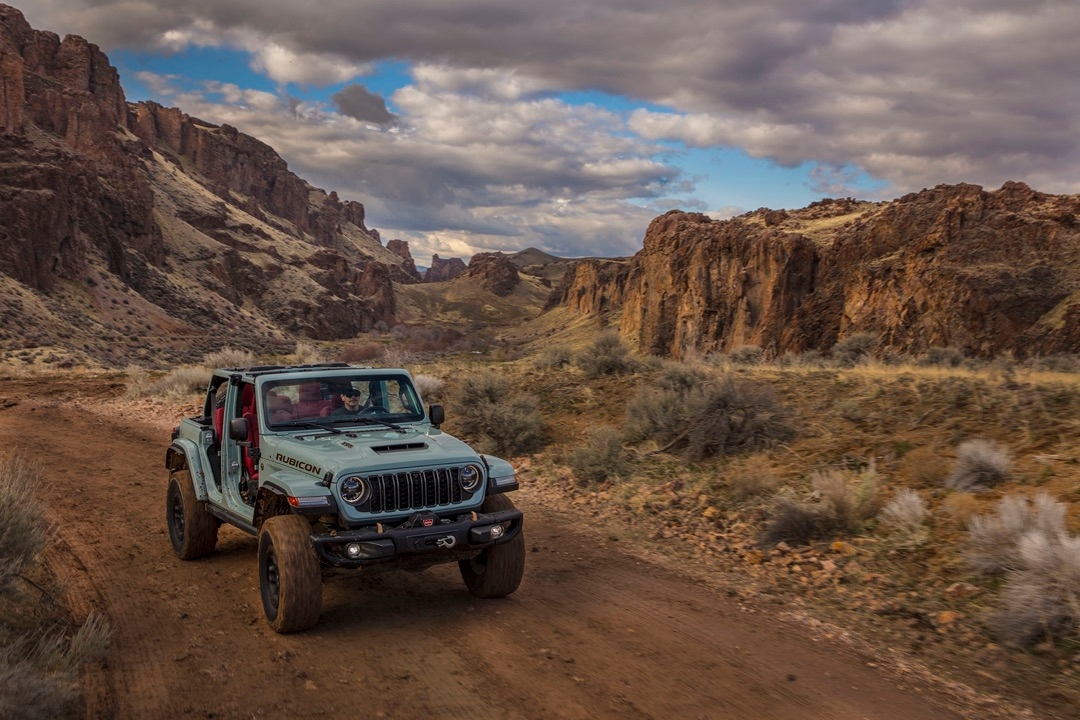 Jeep Wrangler Roulant sur un chemin de terre