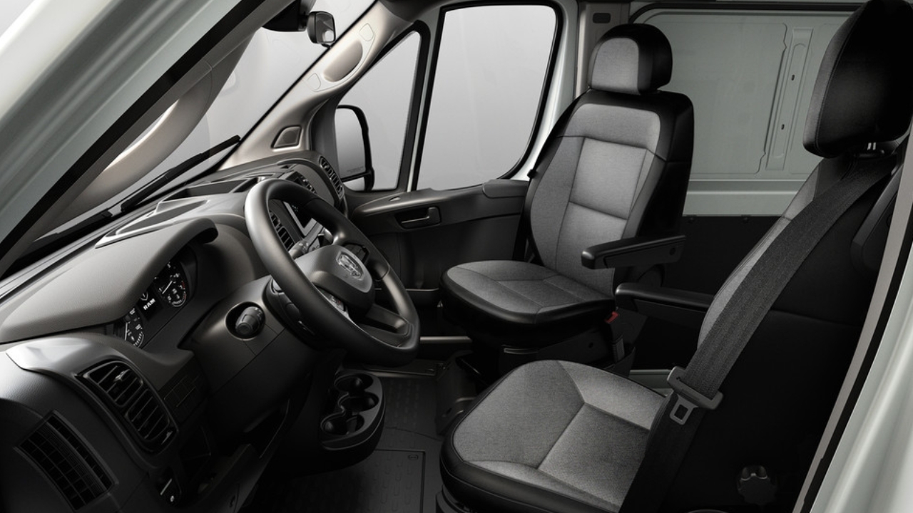 vue de l'habitacle et du tableau de bord d'une minifourgonette RAM 3500 Promaster 2025