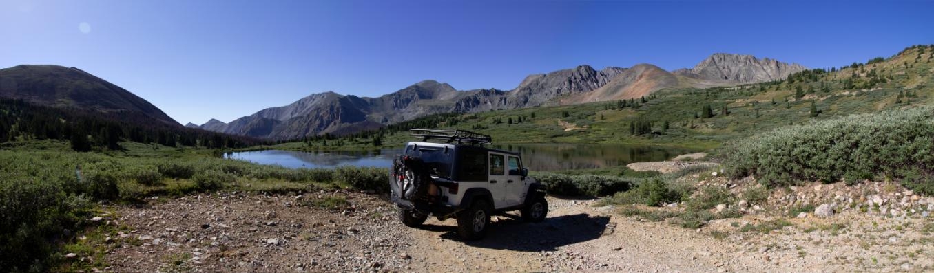 Voiture Jeep au milieu d'un paysage montagneux - Capitale Chrysler, concessionnaire automobile Québec
