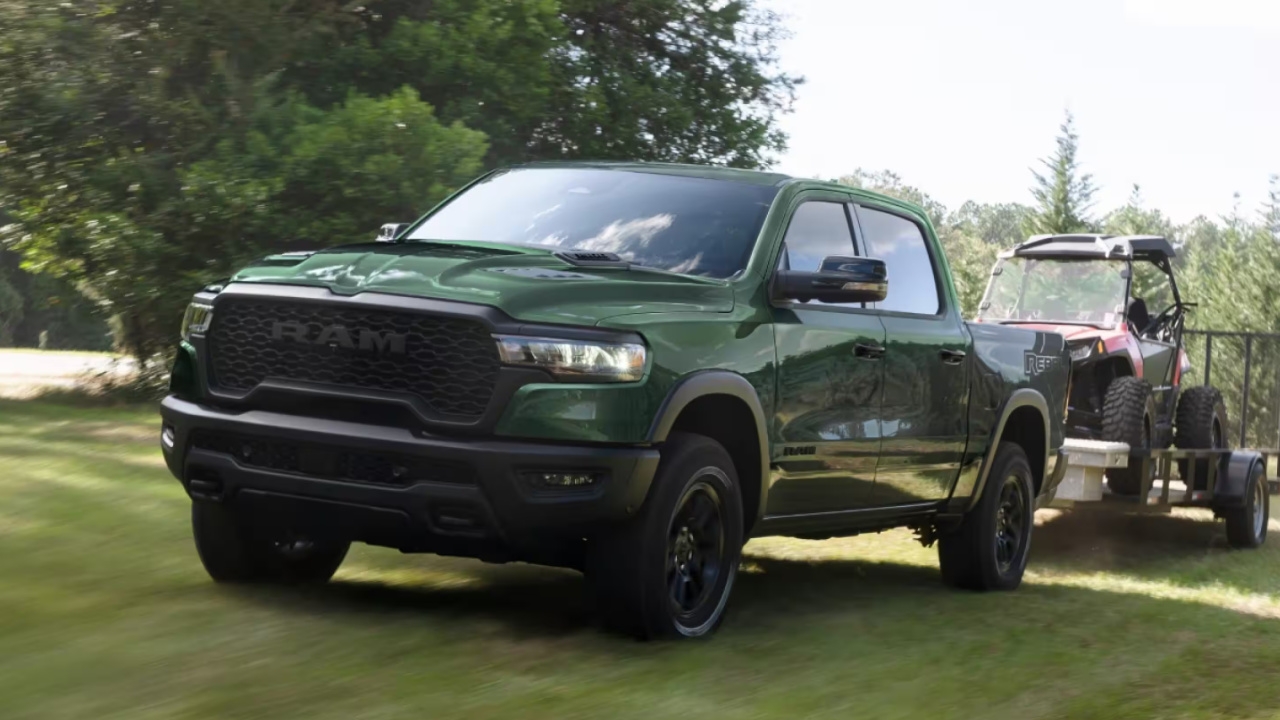 vue latérale avant d'un camion RAM 1500 2026 trainant une remorque