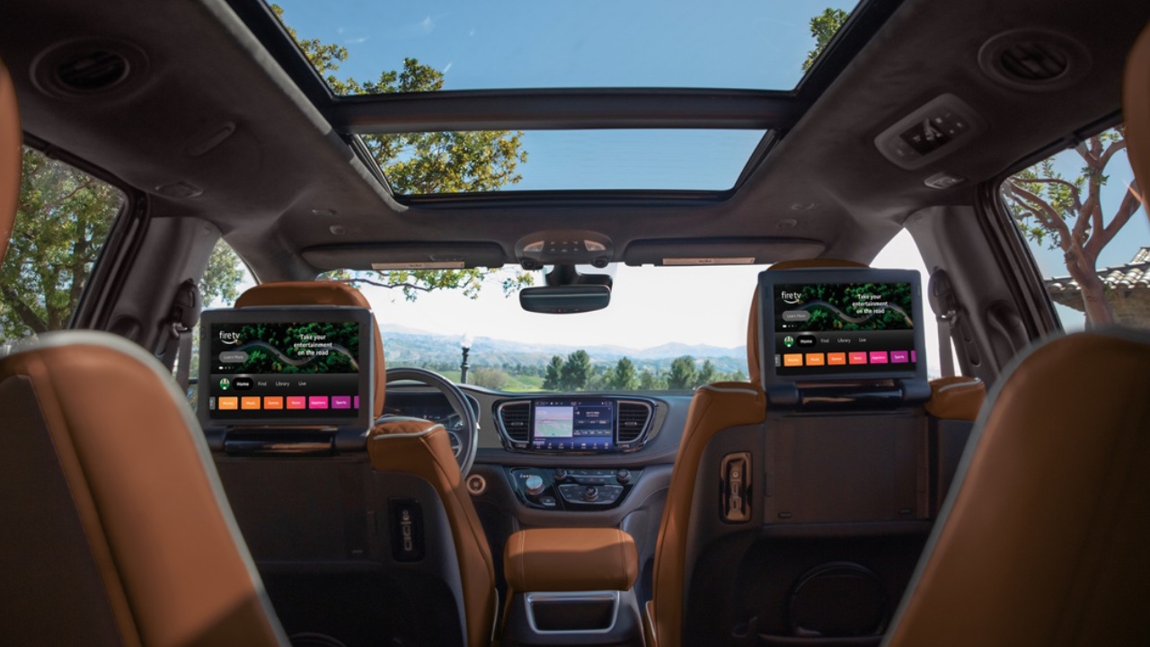 vue de l'habitacle et du tableau de bord d'un Chrysler Pacifica 2025