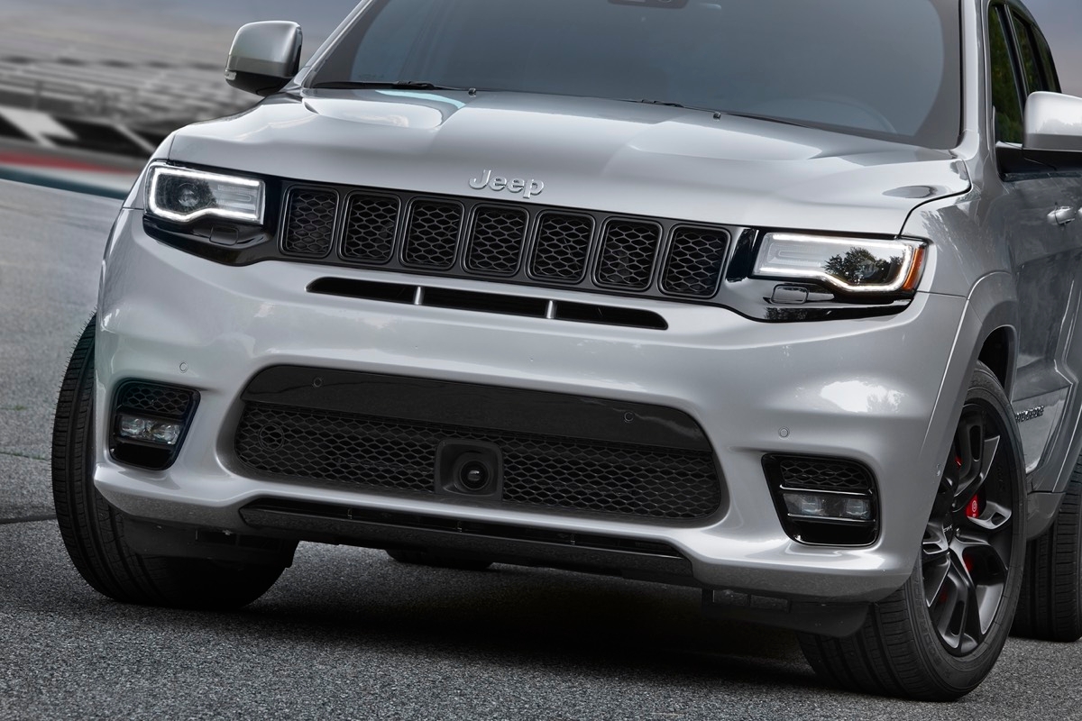 Jeep Grand Cherokee SRT 2021 gris vue de face sur piste d’essai, avec calandre noire et jantes sport noires.