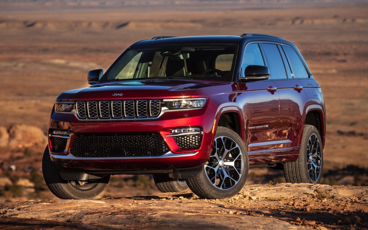 Jeep Grand Cherokee stationné sur une colinne.